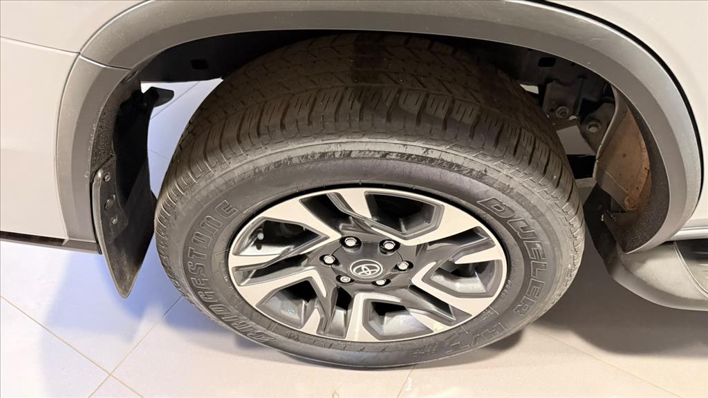 TOYOTA HILUX SW4 2.8 D-4D TURBO DIESEL SRX PLATINUM 7L 4X4 AUTOMÁTICO 2025