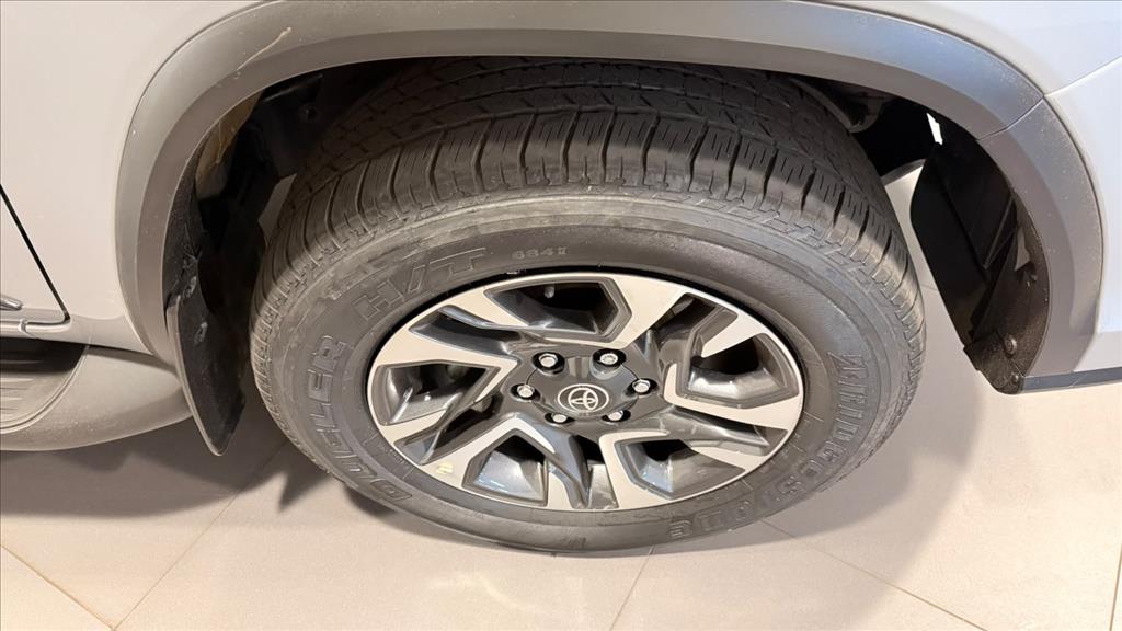 TOYOTA HILUX SW4 2.8 D-4D TURBO DIESEL SRX PLATINUM 7L 4X4 AUTOMÁTICO 2025