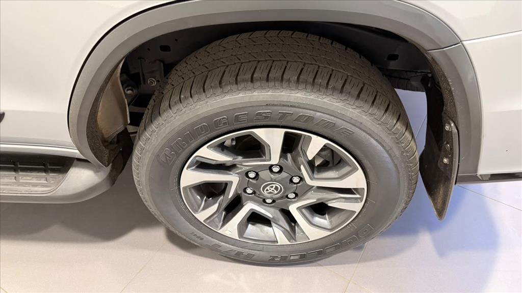 TOYOTA HILUX SW4 2.8 D-4D TURBO DIESEL SRX PLATINUM 7L 4X4 AUTOMÁTICO 2025