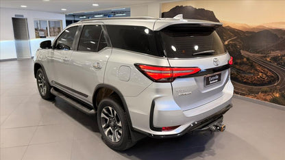 TOYOTA HILUX SW4 2.8 D-4D TURBO DIESEL SRX PLATINUM 7L 4X4 AUTOMÁTICO 2025