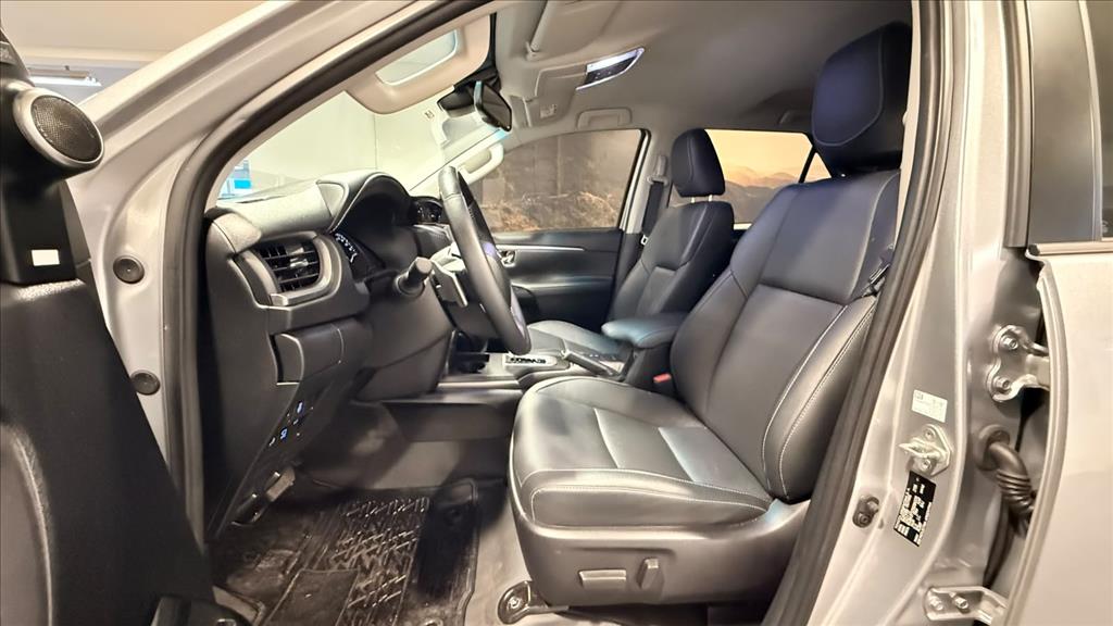 TOYOTA HILUX SW4 2.8 D-4D TURBO DIESEL SRX PLATINUM 7L 4X4 AUTOMÁTICO 2025