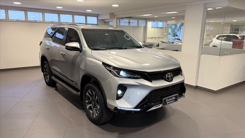 TOYOTA HILUX SW4 2.8 D-4D TURBO DIESEL SRX PLATINUM 7L 4X4 AUTOMÁTICO 2025