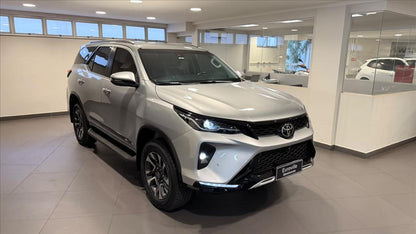TOYOTA HILUX SW4 2.8 D-4D TURBO DIESEL SRX PLATINUM 7L 4X4 AUTOMÁTICO 2025