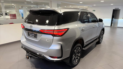 TOYOTA HILUX SW4 2.8 D-4D TURBO DIESEL SRX PLATINUM 7L 4X4 AUTOMÁTICO 2025