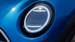 Faróis de led e iluminação personalizada.