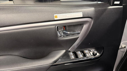 TOYOTA HILUX SW4 2.8 D-4D TURBO DIESEL SRX PLATINUM 7L 4X4 AUTOMÁTICO 2025