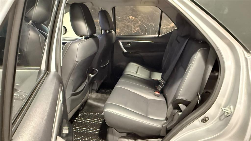 TOYOTA HILUX SW4 2.8 D-4D TURBO DIESEL SRX PLATINUM 7L 4X4 AUTOMÁTICO 2025