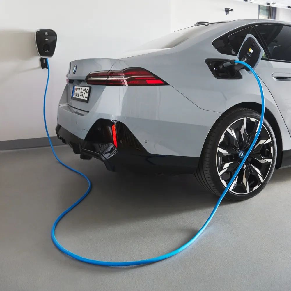 Carregador BMW Wallbox Plus G4 22KW Com Cabo Integrado e Compatibilidade Com Elétricos e Hibridos