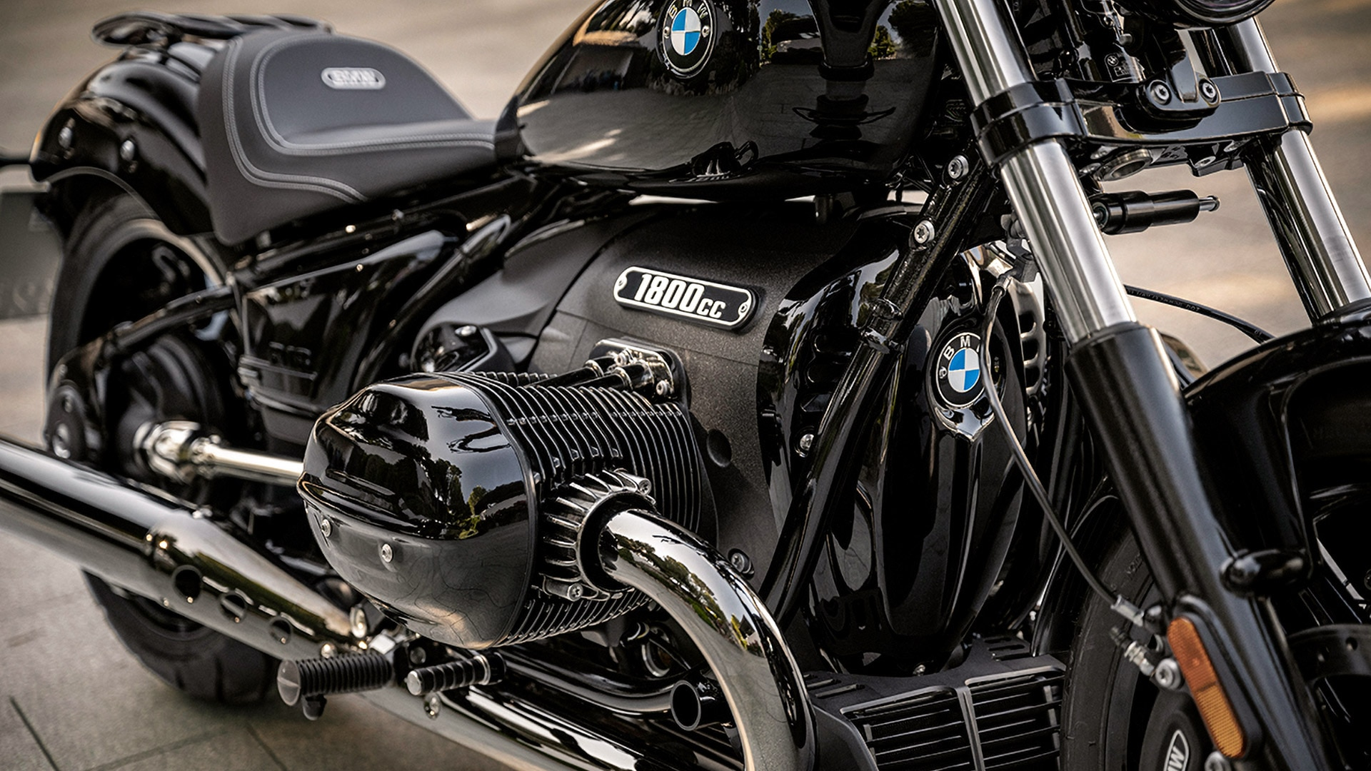 Preto absoluto. Impacto garantido.