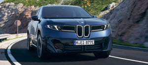 BMW iX3 50 xDrive em curva na estrada