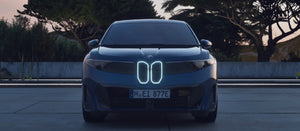 Dianteira do BMW iX3 com grade Iconic Glow iluminada