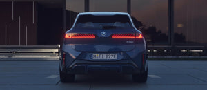 Traseira do BMW iX3 com lanternas e novo emblema BMW